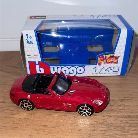 Bburago Street Fire 1/43 Red Mercedes Convertible Die-Cast Toy Car - Picture 4 of 13